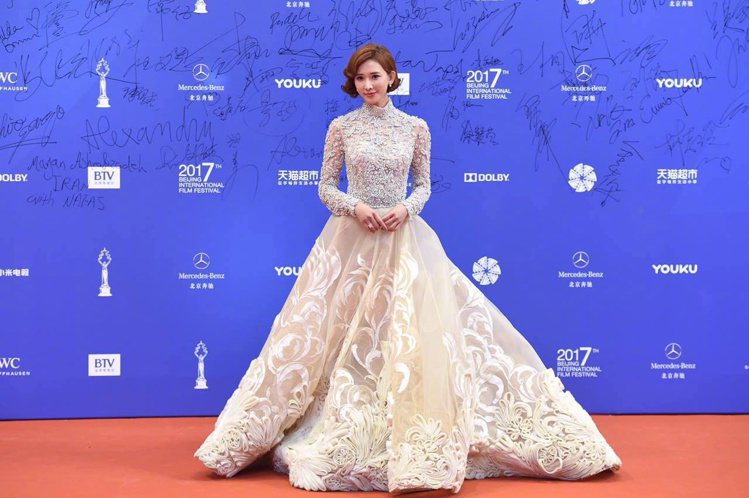 林志玲出席北京國際電影節閉幕典禮紅毯，氣場力壓眾女星。圖／摘自微博