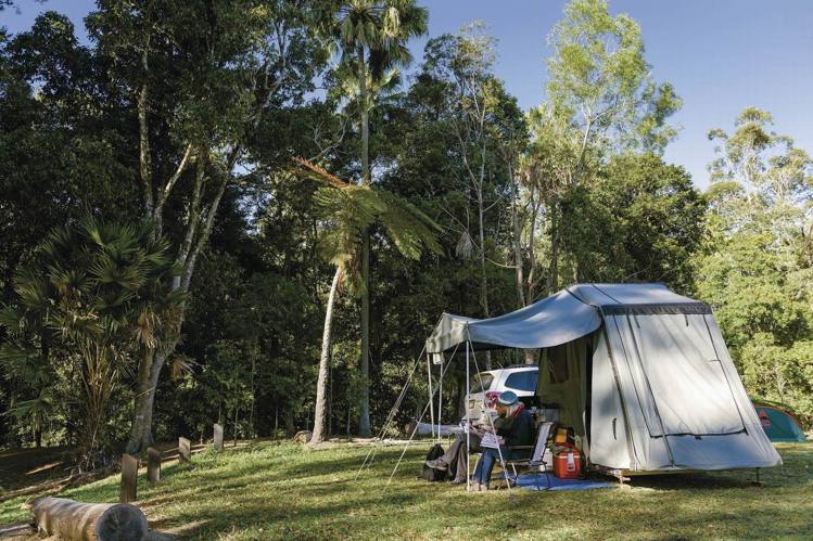 在綠意環繞中露營，感受與大自然合一。圖／澳洲昆士蘭州旅遊暨活動推廣局提供