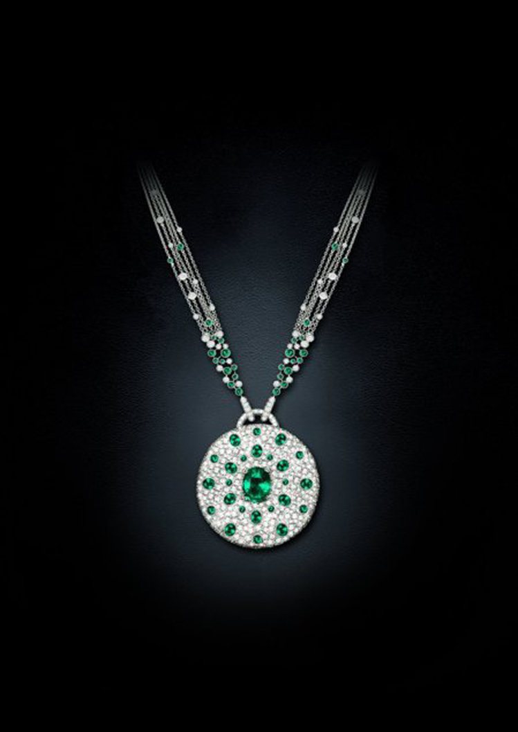 Talisman祖母綠鑽石項鍊，白K金鑲嵌鑽石、祖母綠，主石為綠碧璽，569萬元。圖／Brigitte Ermel提供