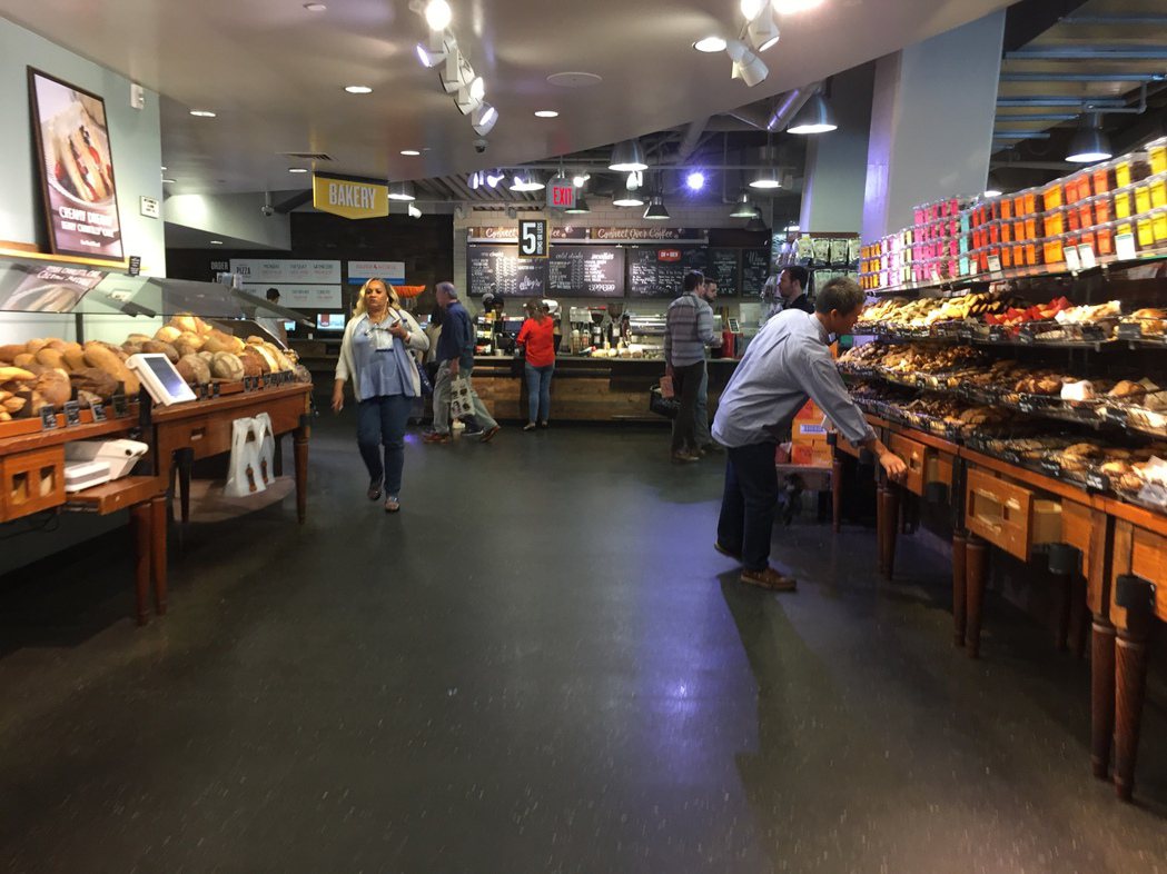 「grocerant」食物區也販售咖啡與麵包。 華盛頓記者張加／攝影