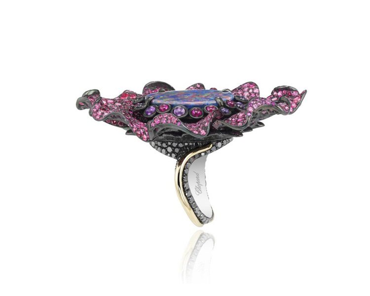 Red Carpet系列Fleurs d’Opales戒指，18K白金和鈦金材質鑲嵌彩色剛玉、紅寶石、石榴石、黑鑽與9克拉蛋白石戒指，579萬7,000元。圖／迪生提供