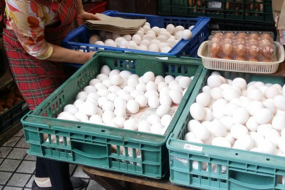 受到戴奧辛蛋影響，消費者買氣減弱，雞蛋批發價格崩跌6元，農委會周五以後啟動產銷調節措施。記者彭宣雅／攝影