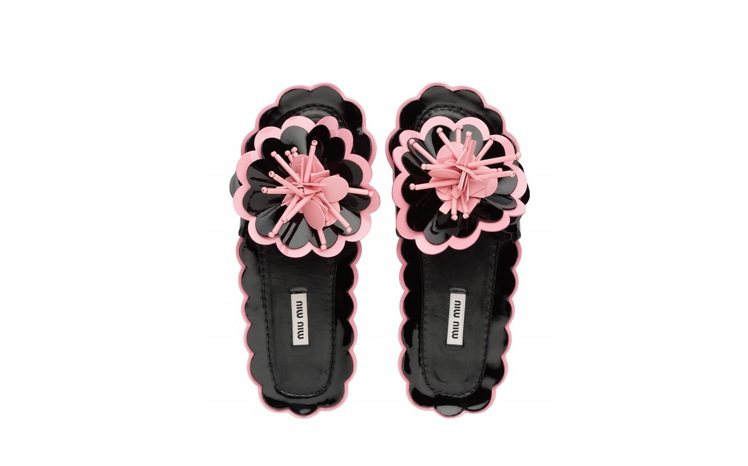 MIU MIU立體花飾夾腳拖鞋，36,500元。圖／MIU MIU提供