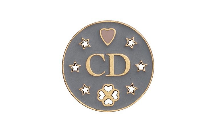 My Lady Dior Star CD字母幸運徽章，售價1,300元。圖／DIOR提供