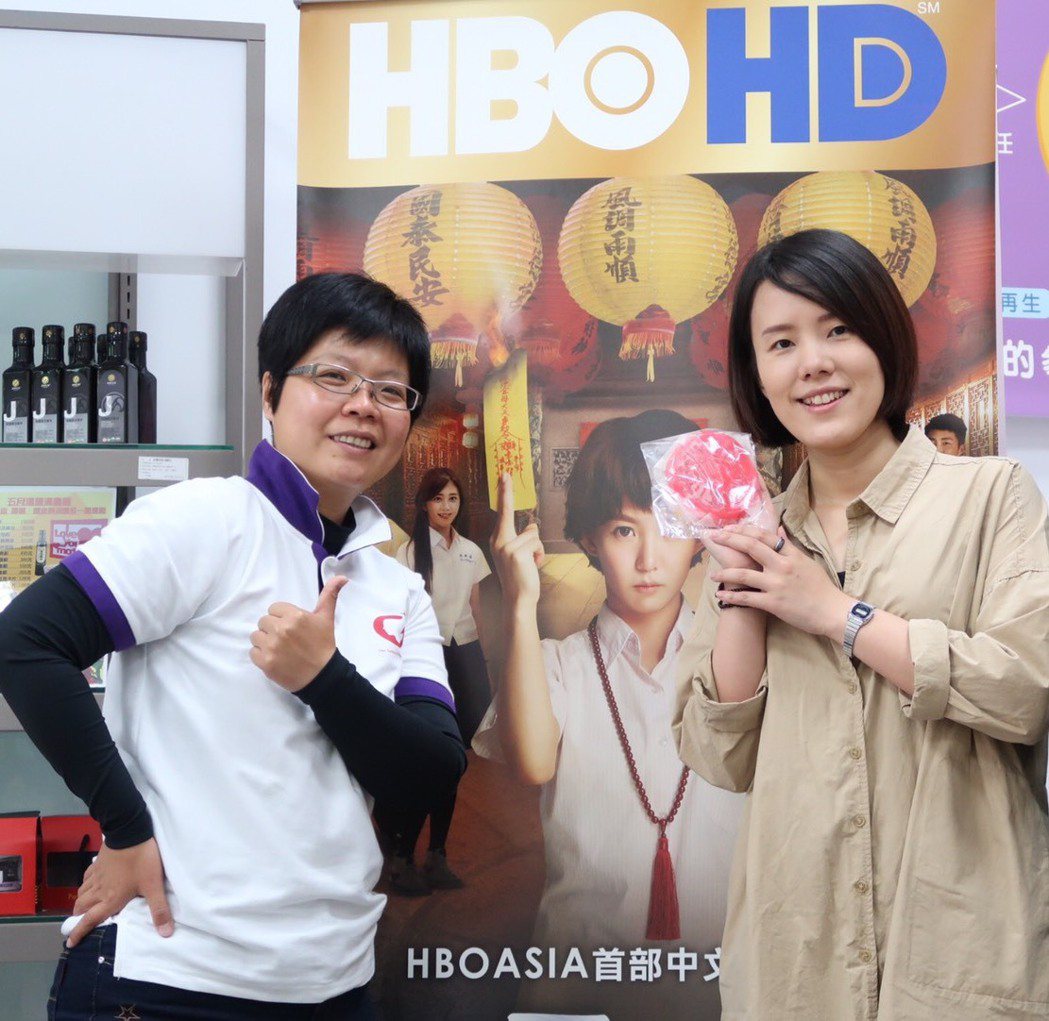 索非亞(左)因戲受矚目，右為「通靈少女」製片劉瑜萱。圖／HBO Asia提供提供