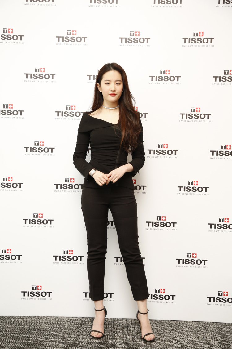 「仙女」劉亦菲以帥氣褲裝出席天梭表北京活動 。圖／TISSOT提供