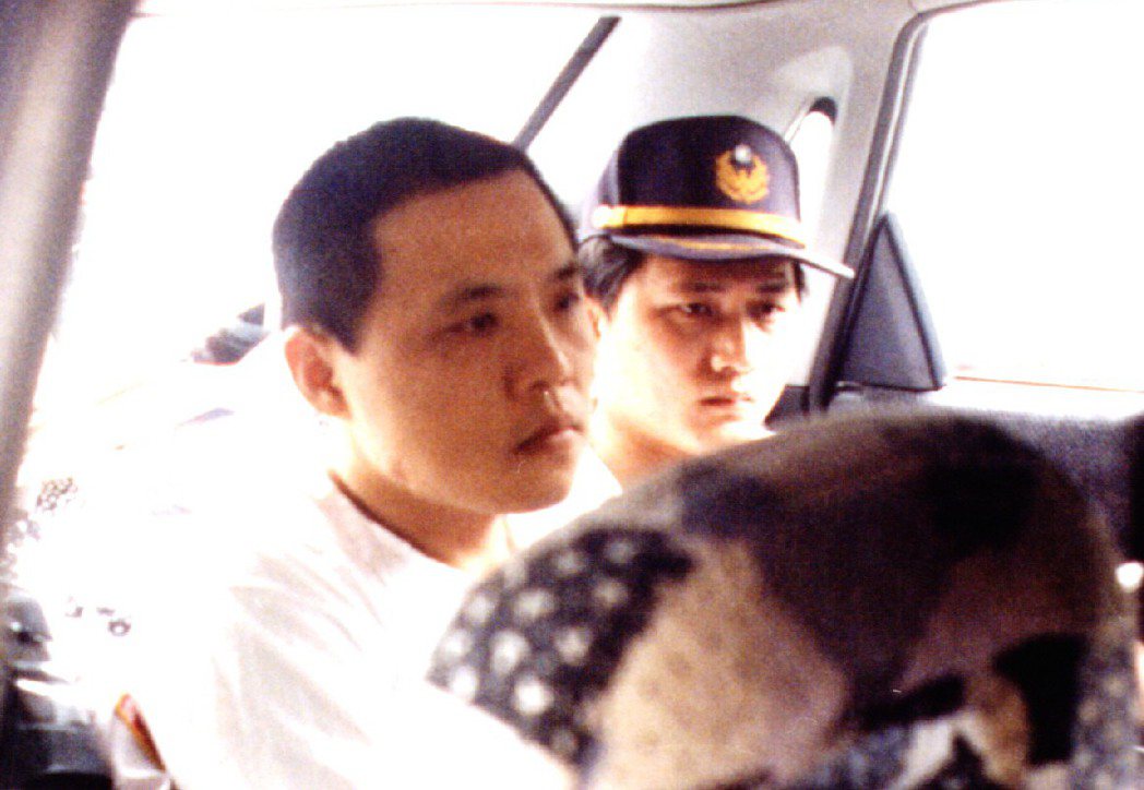 屏東縣前議長鄭太吉（左）當年落網後上警車情形。 圖／本報資料照片