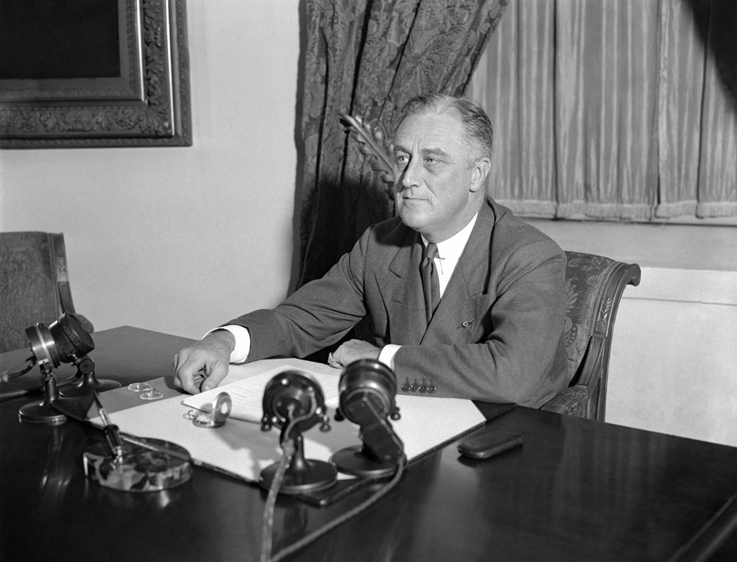 小羅斯福總統1933年5月7日坐在白宮書桌前，構思政府與農業、工業、運輸業建立夥...