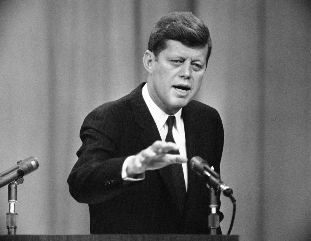 甘迺迪總統1961年4月12日在白宮舉行上任來第9次記者會。 （美聯社）
