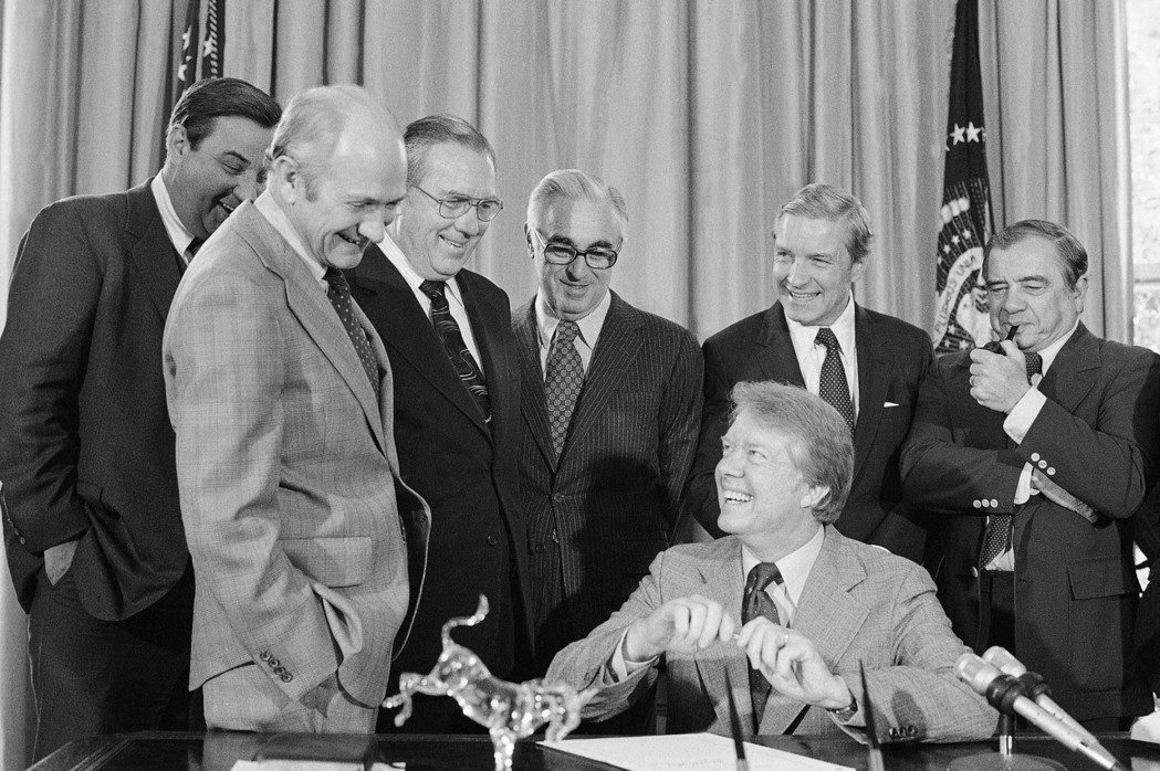 卡特總統1977年4月6日在白宮橢圓辦公室簽署「重組法」。 （美聯社）