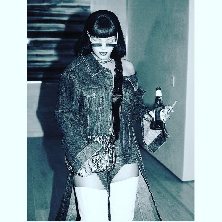 蕾哈娜背著類似D Bee的Dior Oblique丹寧色復古包款。圖／取自IG