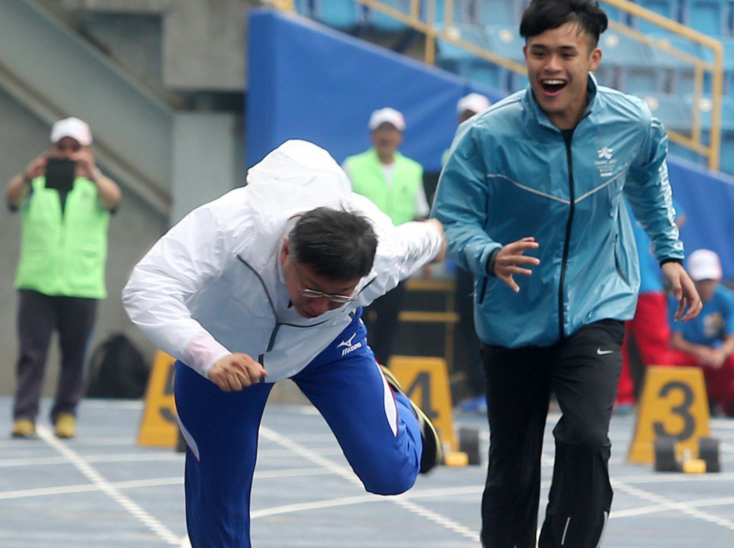台北市長柯文哲（前左）到世大運會場測試跑道卻不慎跌倒。 圖／報系資料照片