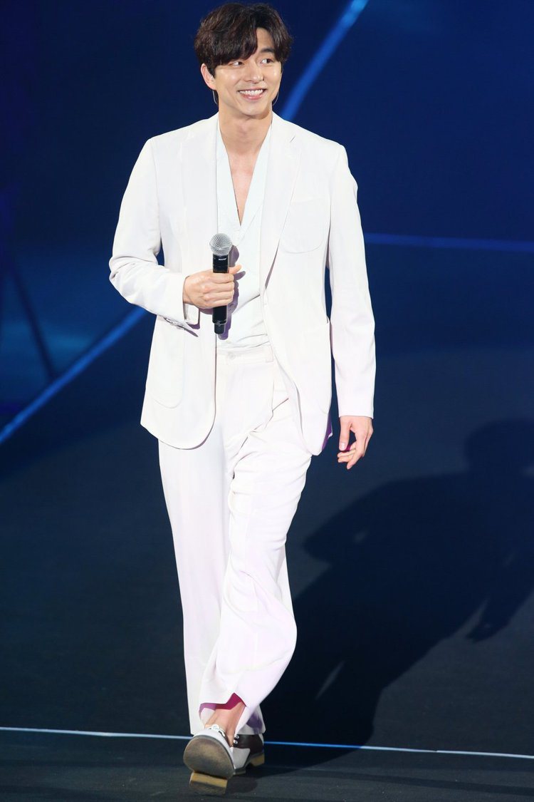國民老公孔劉在見面身穿Bottega Veneta春夏的米白色寬褲套裝。圖／記者王騰毅攝影