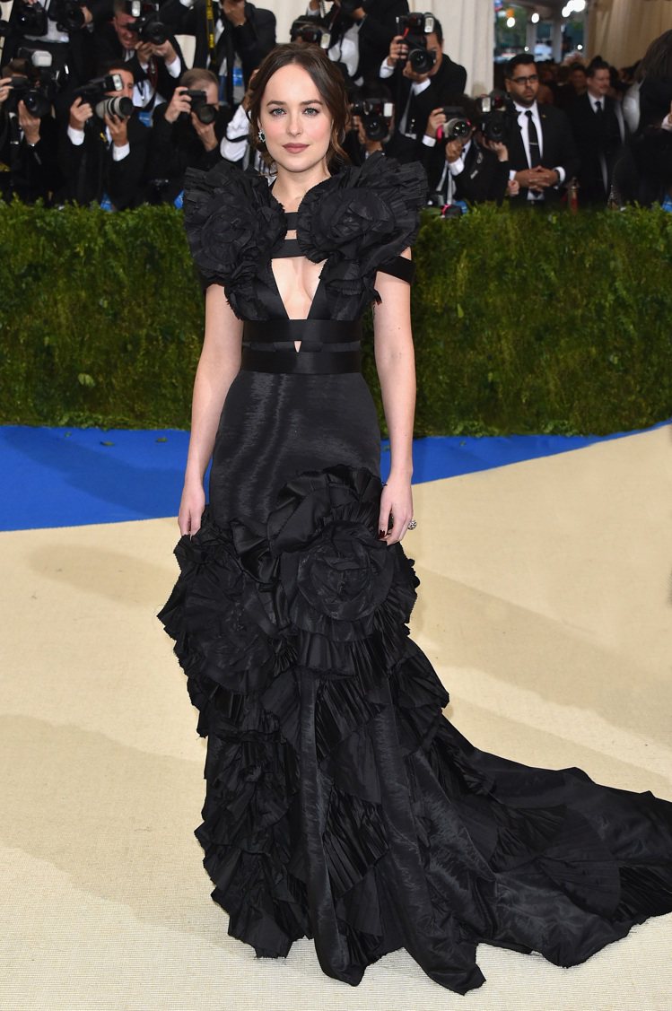 Dakota Johnson穿著一襲 Gucci黑色訂製絲質禮服出席2017 M...