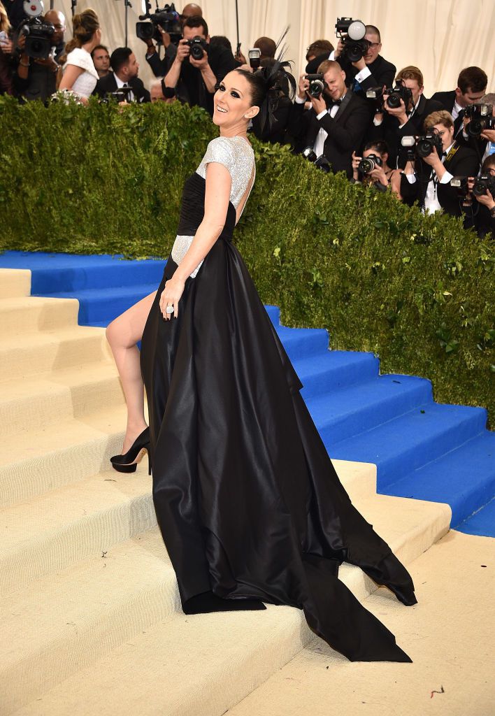 席琳狄翁穿著Atelier Versace黑色裝飾洛世奇水晶高級訂製服，銀色上衣...