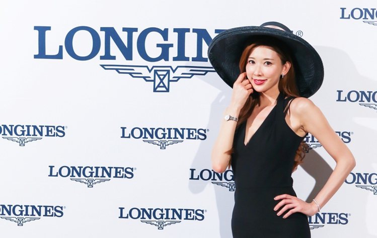 日前林志玲現身北京參加代言品牌浪琴表的活動，戴著一頂黑色大圓帽搭配黑色小洋裝。圖／摘自微博