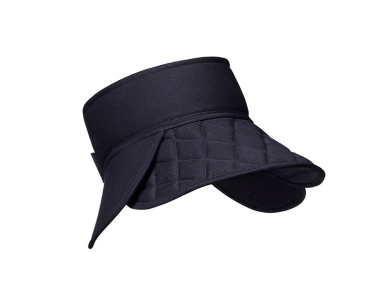 D-Fence黑色鋪棉鑲縫棉質花瓣造型帽。圖／Dior提供