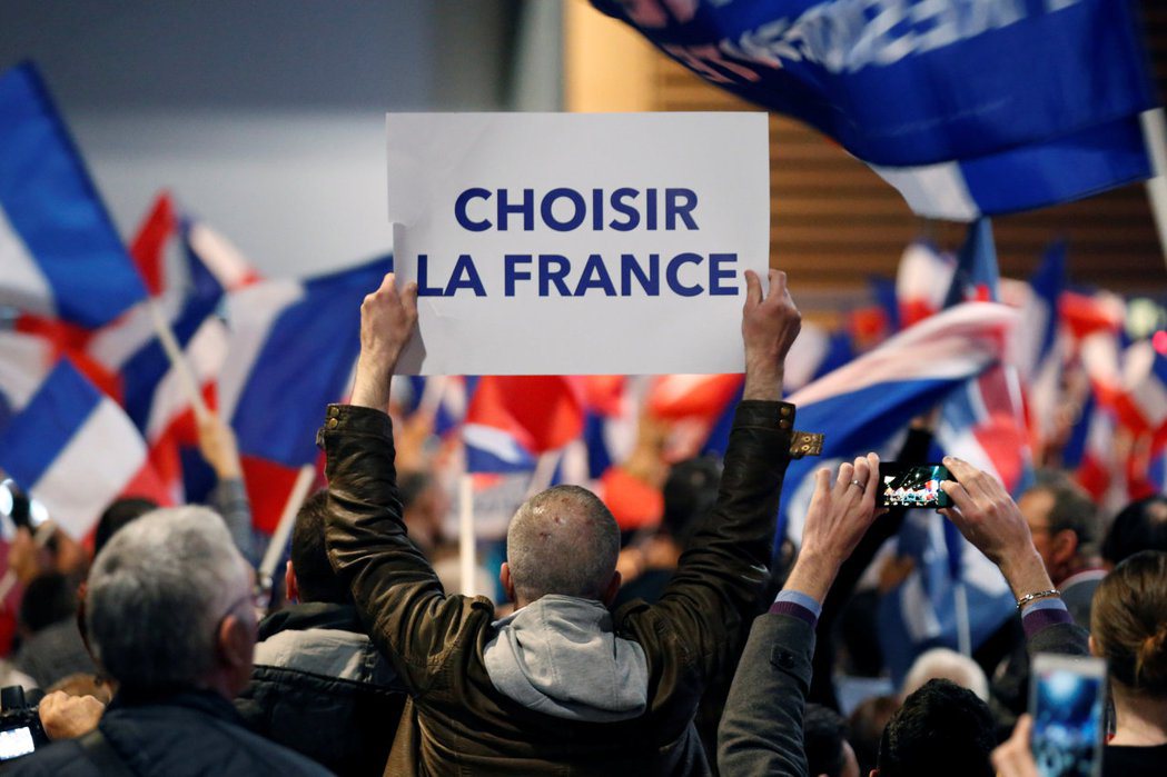 勒龐支持者舉著「選擇法國」的標語；你要什麼樣的法國？隨著第二輪投票的照妖鏡即將現...