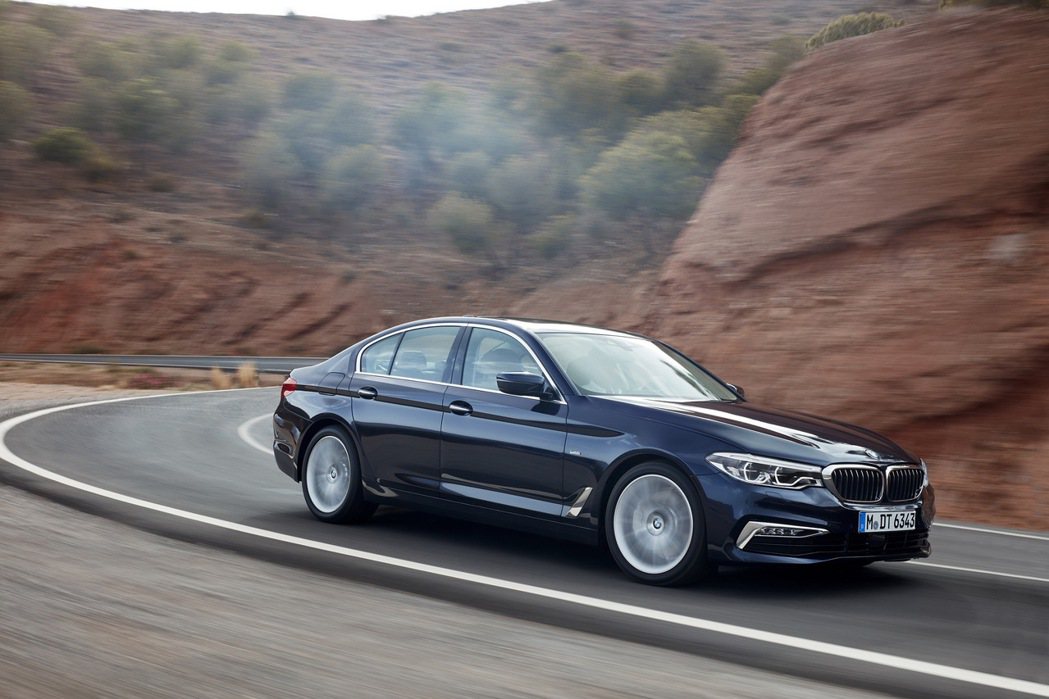 全新BMW5系列搭載Luxury Line風格套件。 圖／汎德提供