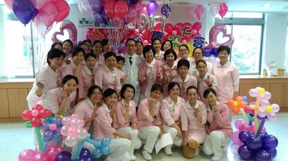 台安醫院今舉辦一年一度護師節慶與表揚大會，獎勵多名奉獻職場、照護患者的「白衣天使」。

圖／台安醫院提供