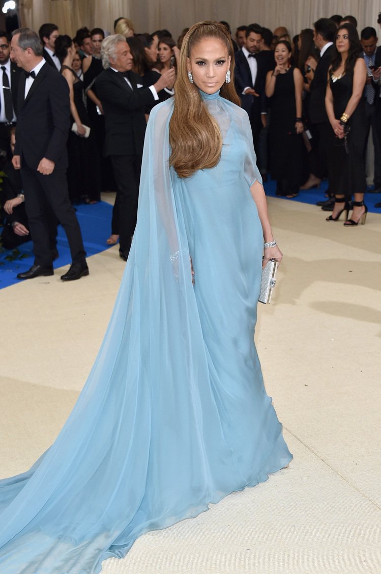 珍妮弗洛佩兹更是一改最愛的透視路線穿搭，穿Valentino春夏訂製服系列的一身水藍色披風禮服，化身「真人版Elsa」。圖／Valentino提供