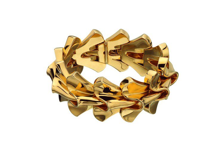 黛安克魯格配戴的寶格麗Heritage黃金手環。圖／BVLGARI提供