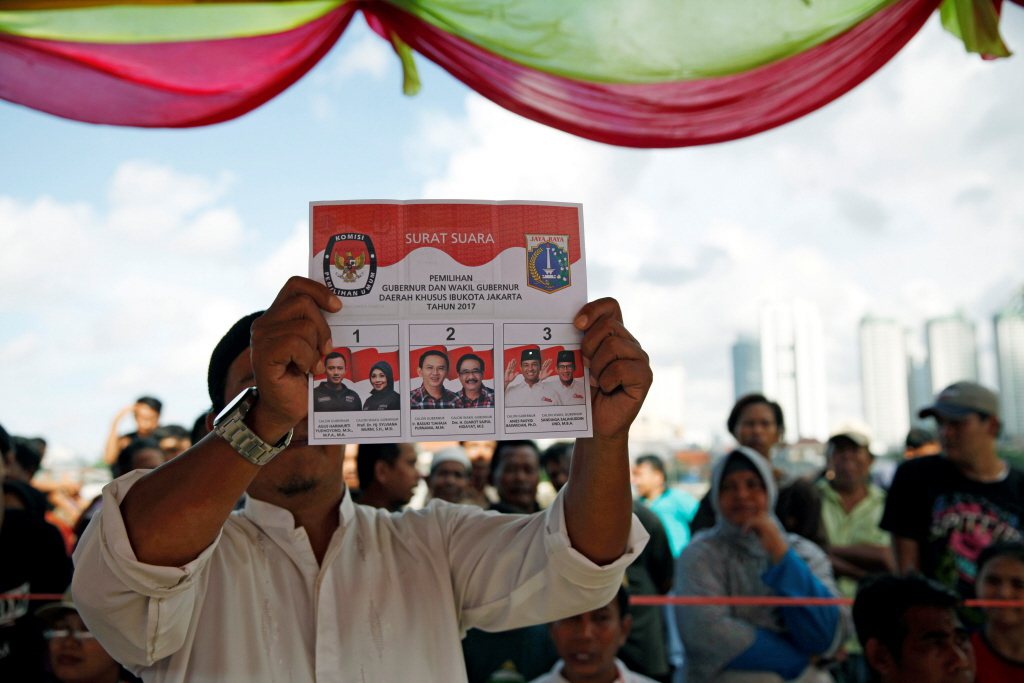 雅加達市長選戰中，認同政治的動員也牽動印尼敏感的族群政治神經，二號候選人鍾萬學華裔、基督教的背景，屢屢在選舉中成為攻防議題。 圖／路透社