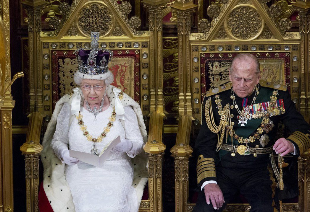 英國女王伊麗莎白二世與夫婿菲利普親王去年5月18日出席國會開幕大典。 （歐新社）