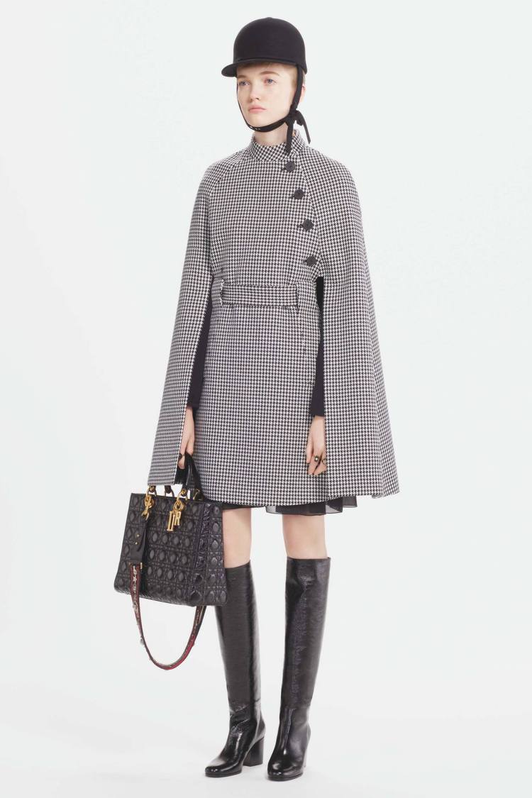 千鳥紋披肩羊毛大衣售價125,000元、蕾絲喬琪紗洋裝售價175,000元。圖／DIOR提供