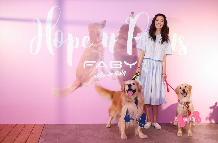 王心恬與愛犬Mumu、Meiz梅子一同現身，捐出與FABY聯名的黃金獵犬特調公益指彩系列義賣所得。圖／FABY提供