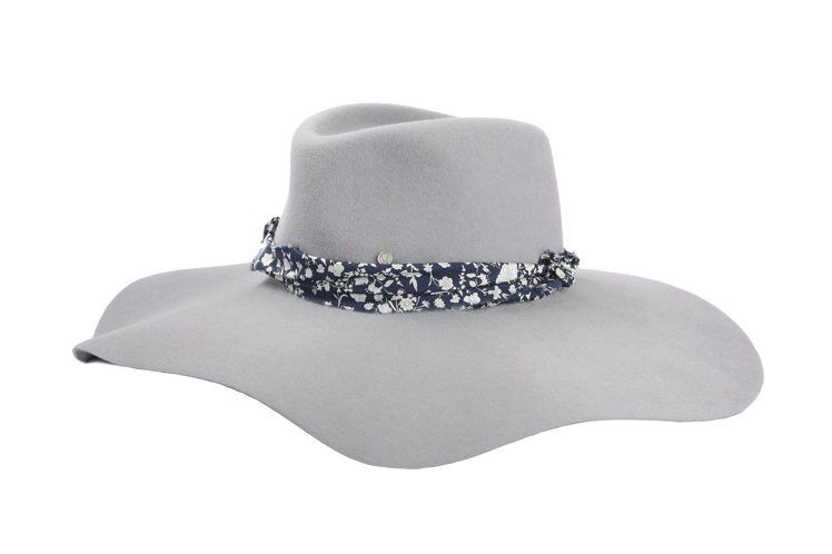 Maison Michel灰色淑女帽，售價28,600元。圖／MINOSHIN提供