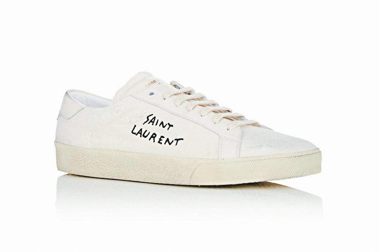 Saint Laurent全新推出的仿舊白球鞋。 圖／摘自官網