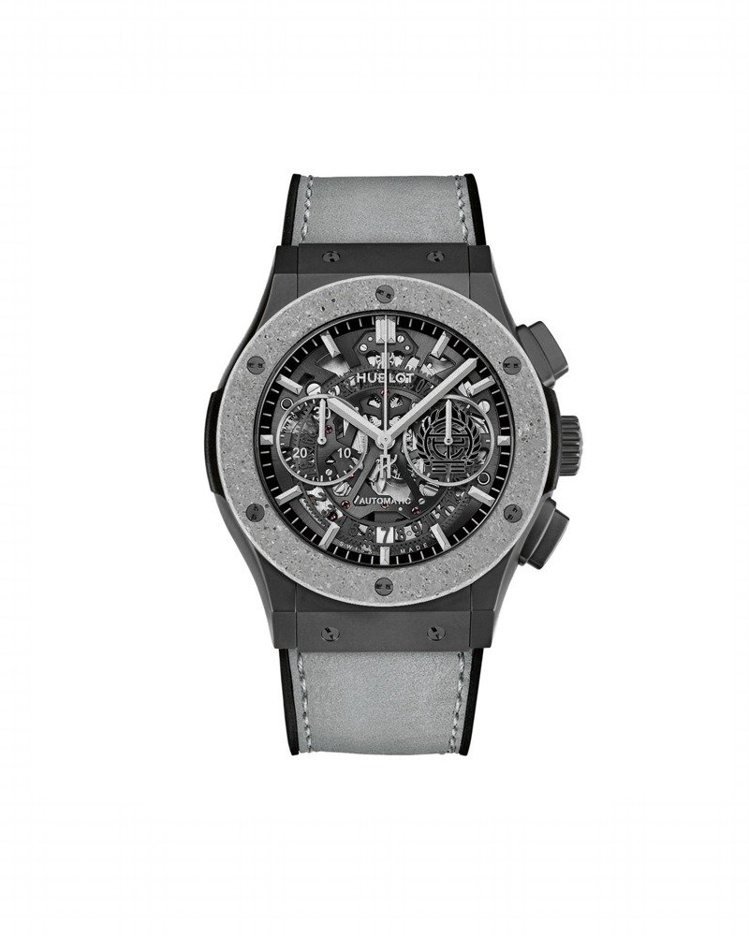 宇舶Classic Fusion都市叢林計時腕表，灰色牛皮表帶款，搭載自製 HUB1155自動上鏈鏤空計時機芯，約60萬5,000元。圖／Hublot提供