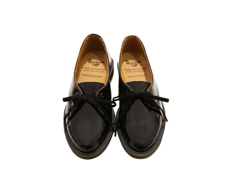 Comme des Garcons COMME des Garcons x Dr. Martens 黑色學生鞋（女鞋），16,200元。圖／團團提供