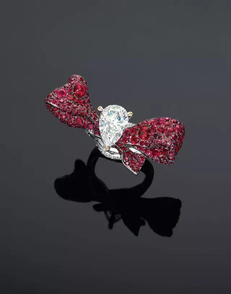 佳士得拍賣台灣預展將亮相的White Label 高級珠寶Ribbon Collection緞帶系列紅寶緞帶戒指，鑲嵌3.03克拉梨形切割F/VS1等級主鑽，預估拍價為港幣40–60萬元。圖／CINDY CHAO提供