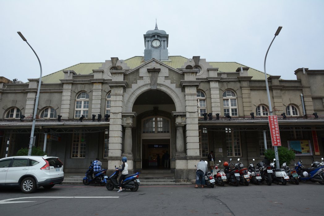 新竹火車站是國定古蹟，建於1913年，是以巴洛克風格為主，但融入哥德式風貌的建築...