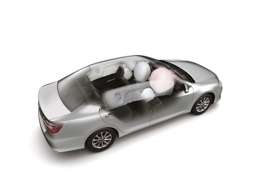 CAMRY 2.0汽油豪華版及尊爵版全面升級搭載7具氣囊。圖／和泰汽車提供