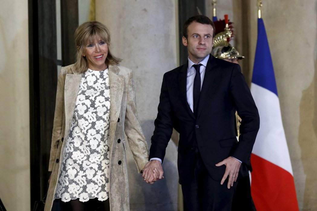 法國新任總統馬克宏與妻子布麗姬。 （路透）
