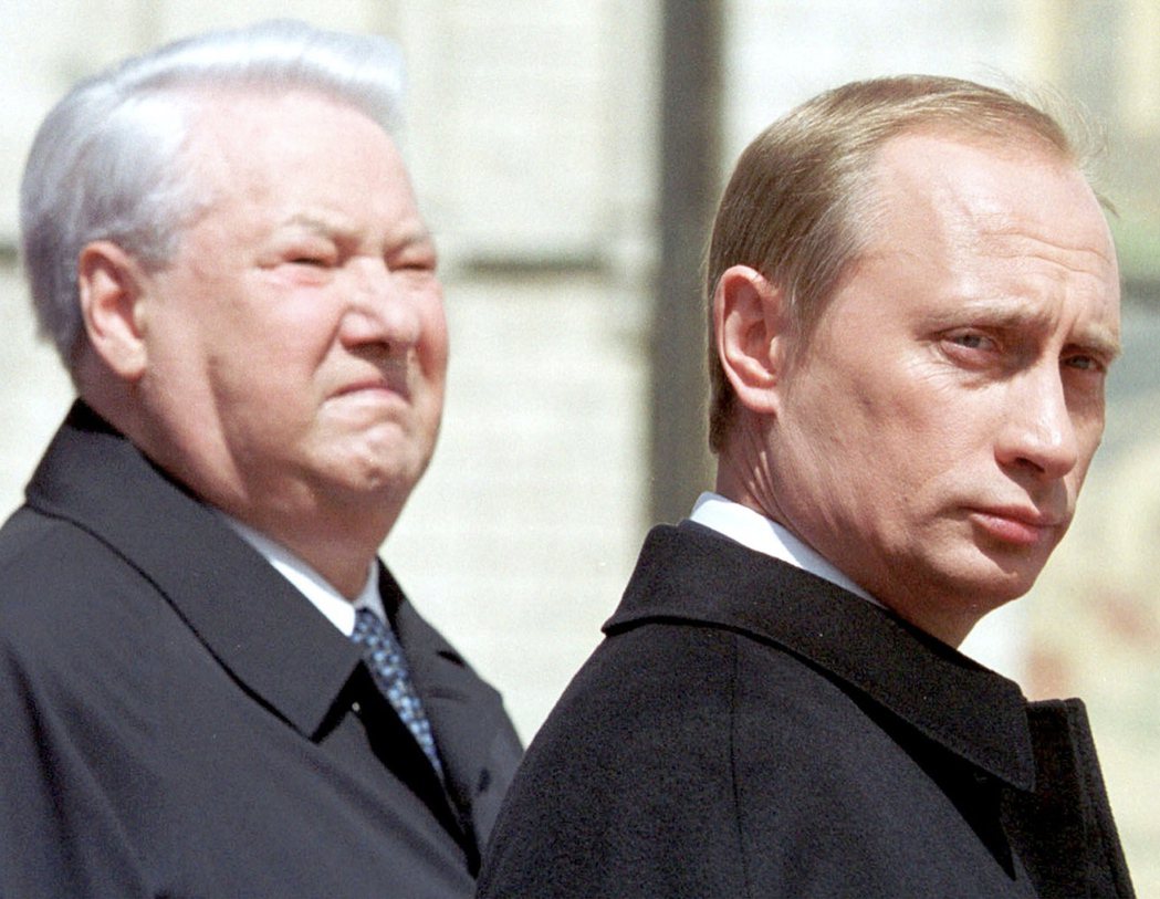 2000年時普亭繼承前任總統葉爾辛（左）衣缽，48歲當上俄國總統。 （路透）