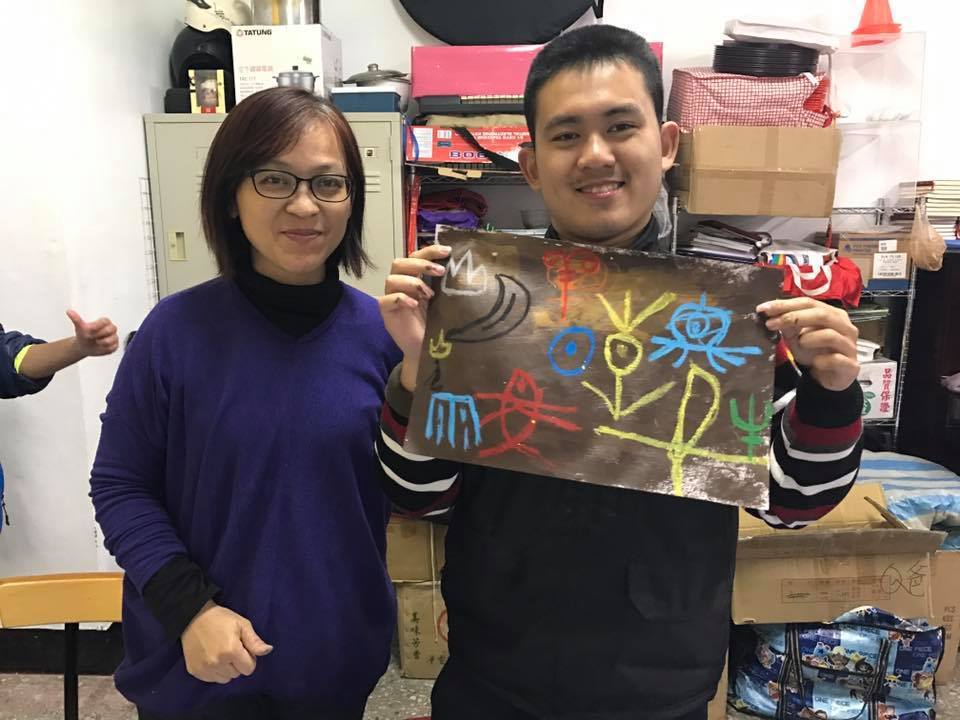 海淳、媽媽與他的畫。 圖／呂蓮華老師提供