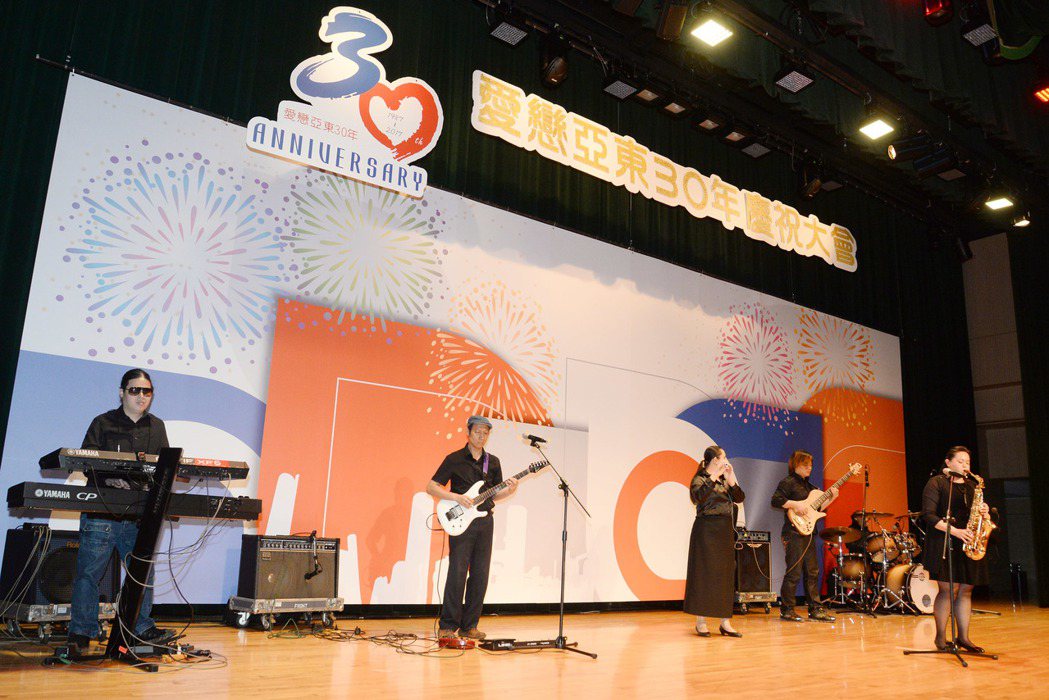 亞東工業氣體也響應文化基金會公益平台，邀請「瞽聲街藝走唱團」身障音樂家團體演出，...