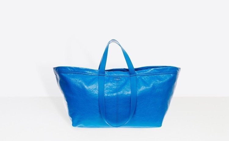 BALENCIAGA所推出的一款購物袋包被網友認為神似IKEA的購物袋。圖／擷自BALENCIAGA官網