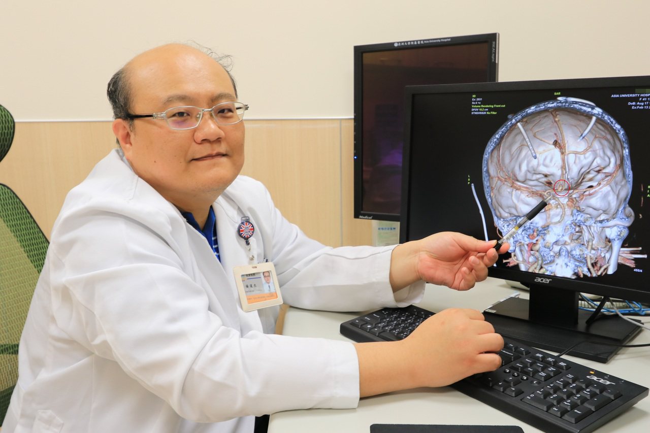 亞洲大學附屬醫院腦中風中心主任楊道杰提醒，一旦出現頭痛、頸部僵硬、發燒不退等現象，應合理懷疑是腦動脈瘤破裂的前兆。照片／亞洲大學附屬醫院提供