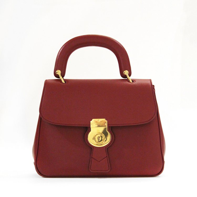SOGO忠孝復興店獨賣款DK88古典紅中型提柄包，售價86,000元。圖／BURBERRY提供