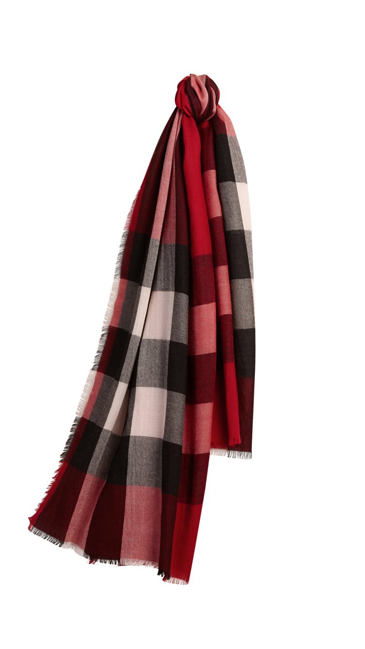 紅色格紋輕盈喀什米爾圍巾，售價27,000元。圖／BURBERRY提供