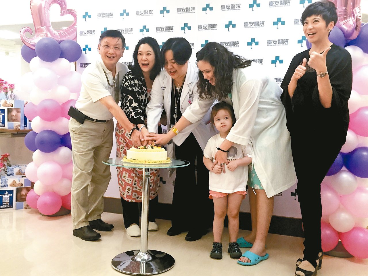 台安醫院舉辦母親節感恩獻禮，由婦產科醫師林珮瑩(中)和新手媽媽、台安第一位出生的寶寶，今年62歲的沈偉宏(左)切蛋糕慶祝。<br />記者黃安琪／攝影