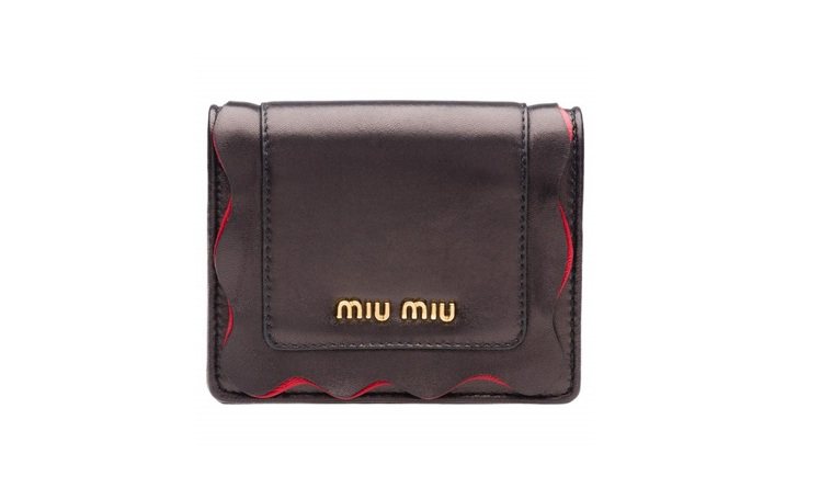 MIU MIU荷葉邊短夾，15,500元。圖／MIU MIU提供