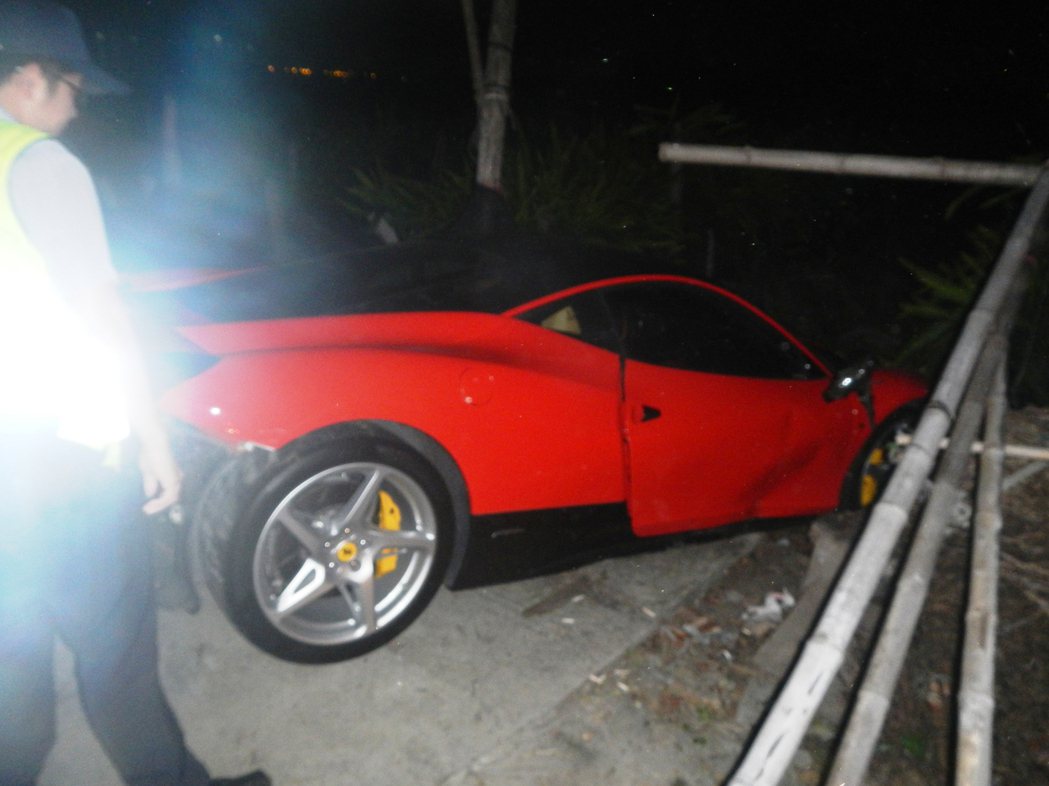 彰化縣價值千萬元的法拉利車頭撞毀。圖／警方提供