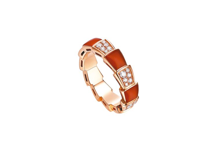 Serpenti Viper玫瑰金紅玉髓鑽石戒指，13萬9,500元。 圖／BVLGARI提供