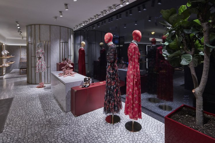Valentino香港利園全新旗艦店佔地近200坪，備有Valentino全線女士精品，包括成衣、配飾及香氛。圖／Valentino提供